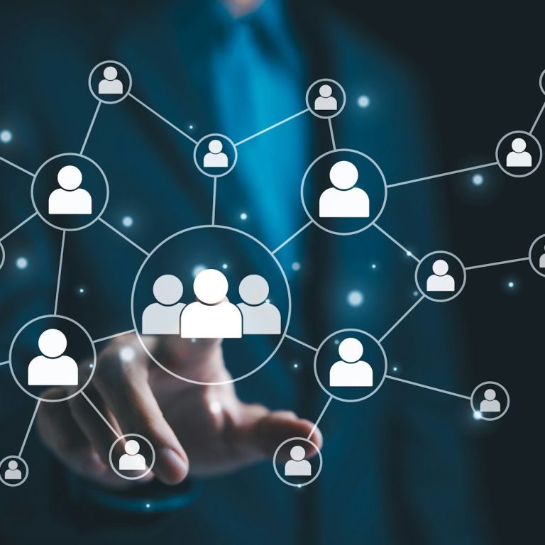 Experten-Netzwerk Brasilien Grafik mit digital vernetzten Personen – Unser starkes Netzwerk aus lokalen Branchenexperten in Brasilien