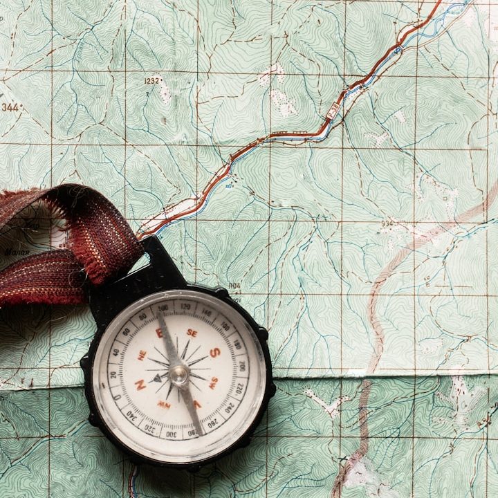 Wegweiser für den brasilianischen Markt Kompass auf einer topografischen Landkarte – Nova Bandeira ist Ihr strategischer Wegweiser für den Markteintritt in Brasilien