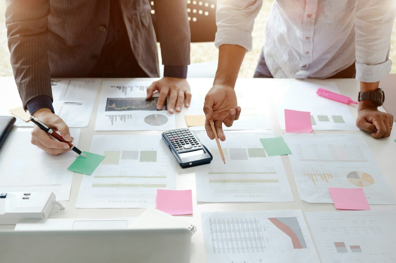 Marktanalyse Brasilien Geschäftsleute werten Daten und Diagramme aus – Detaillierte Marktanalyse und Landed-Cost-Kalkulation für Brasilien