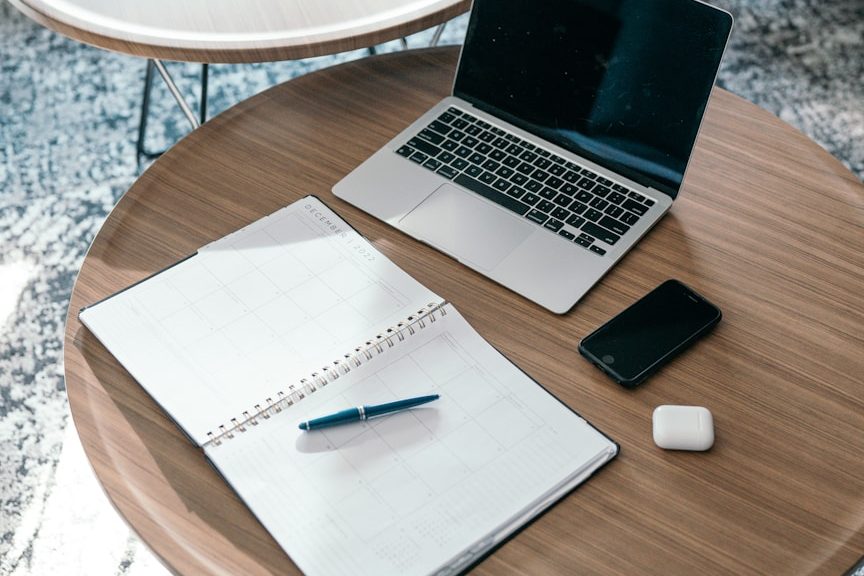 Strategiegespräch Markteintritt Schreibtisch mit Laptop und Notizbuch – Strategieplanung und Erstgespräch für Ihren Markteintritt in Brasilien